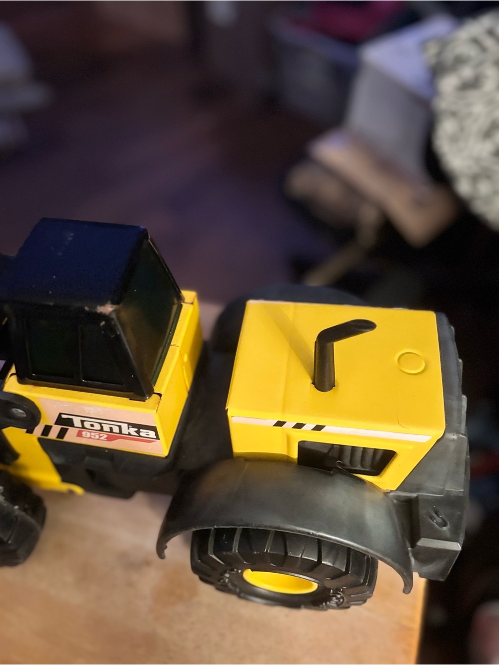 Tonka 952 Steel
Classics Front Loader with large front bucket with yellow hubs. - Picture 4 of 6
